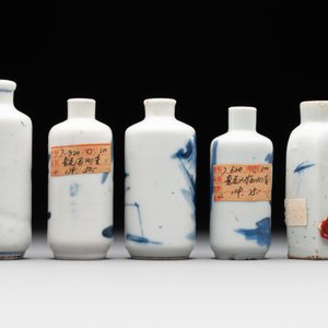 Nine various Chinese porcelain snuff bottles, Yongzheng and Tongzhi mark, 19/20th C. — photo 10