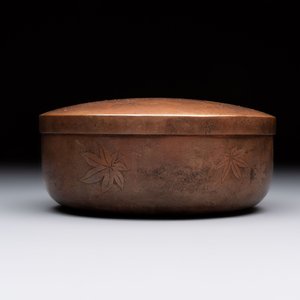 Nine various Japanese netsuke, an inro, a tsuba, a yatate, a bamboo kiseruzutsu and a covered bronze box, Edo/Meiji, 19th C. — photo 35