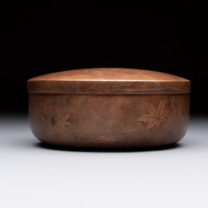 Nine various Japanese netsuke, an inro, a tsuba, a yatate, a bamboo kiseruzutsu and a covered bronze box, Edo/Meiji, 19th C. — photo 36