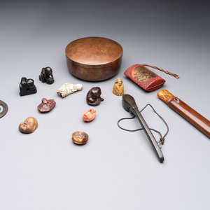 Nine various Japanese netsuke, an inro, a tsuba, a yatate, a bamboo kiseruzutsu and a covered bronze box, Edo/Meiji, 19th C. — 照片 1