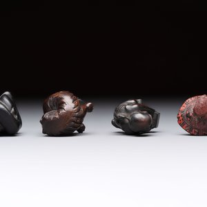 Nine various Japanese netsuke, an inro, a tsuba, a yatate, a bamboo kiseruzutsu and a covered bronze box, Edo/Meiji, 19th C. — 照片 12