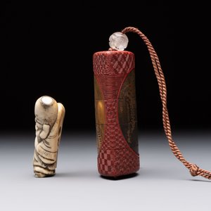 Nine various Japanese netsuke, an inro, a tsuba, a yatate, a bamboo kiseruzutsu and a covered bronze box, Edo/Meiji, 19th C. — 照片 15