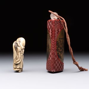 Nine various Japanese netsuke, an inro, a tsuba, a yatate, a bamboo kiseruzutsu and a covered bronze box, Edo/Meiji, 19th C. — 照片 17