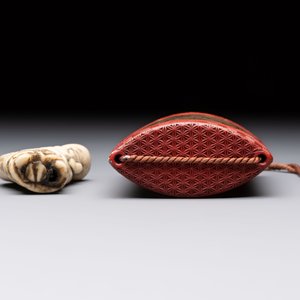 Nine various Japanese netsuke, an inro, a tsuba, a yatate, a bamboo kiseruzutsu and a covered bronze box, Edo/Meiji, 19th C. — 照片 19