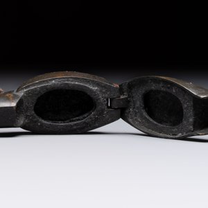 Nine various Japanese netsuke, an inro, a tsuba, a yatate, a bamboo kiseruzutsu and a covered bronze box, Edo/Meiji, 19th C. — 照片 30