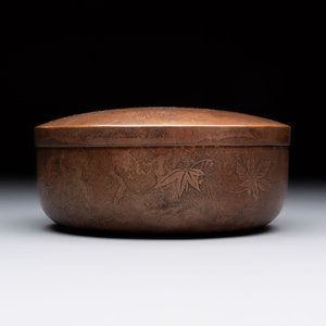 Nine various Japanese netsuke, an inro, a tsuba, a yatate, a bamboo kiseruzutsu and a covered bronze box, Edo/Meiji, 19th C. — 照片 33