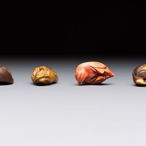 Nine various Japanese netsuke, an inro, a tsuba, a yatate, a bamboo kiseruzutsu and a covered bronze box, Edo/Meiji, 19th C. — 照片 6