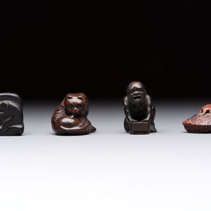 Nine various Japanese netsuke, an inro, a tsuba, a yatate, a bamboo kiseruzutsu and a covered bronze box, Edo/Meiji, 19th C. — 照片 8