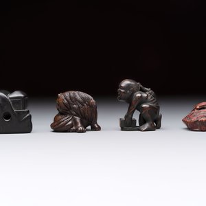 Nine various Japanese netsuke, an inro, a tsuba, a yatate, a bamboo kiseruzutsu and a covered bronze box, Edo/Meiji, 19th C. — 照片 9