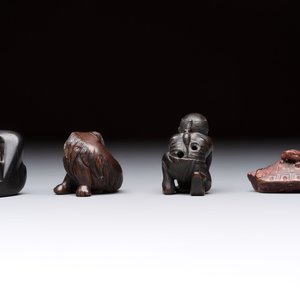 Nine various Japanese netsuke, an inro, a tsuba, a yatate, a bamboo kiseruzutsu and a covered bronze box, Edo/Meiji, 19th C. — 照片 10