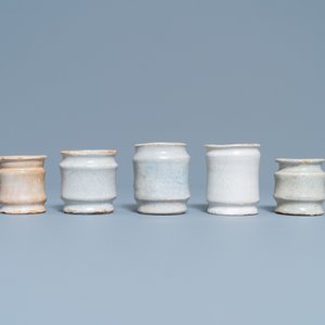 Nine white Dutch Delftware albarello-type ointment jars, 17/18th C. — photo 3