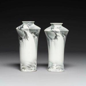 Nishiura Enji (1856-1914): A pair of Japanese ‘waterfall’ vases, 19/20th C. — photo 1