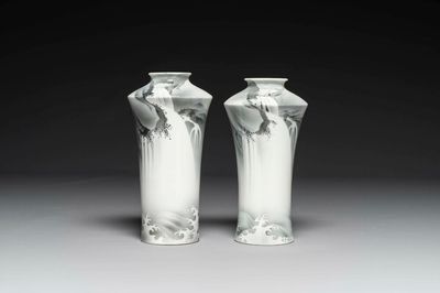 Nishiura Enji (1856-1914): Een paar Japanse vazen met decor van een waterval, 19/20e eeuw