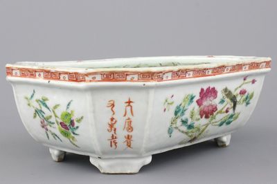 Octagonale bonsaikom in Chinees porselein, famille rose, 19e