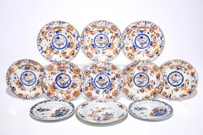 Onze assiettes en porcelaine de Chine de style Imari, dont une série de huit, une paire et un individuel, Kangxi/Qianlong