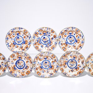 Onze assiettes en porcelaine de Chine de style Imari, dont une série de huit, une paire et un individuel, Kangxi/Qianlong — photo 2