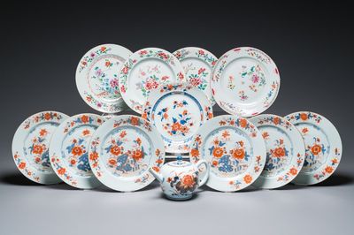 Onze assiettes en porcelaine de Chine famille rose et de style Imari et une théière couverte, Kangxi/Qianlong