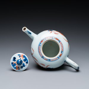 Onze assiettes en porcelaine de Chine famille rose et de style Imari et une théière couverte, Kangxi/Qianlong — photo 12