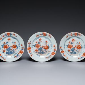 Onze assiettes en porcelaine de Chine famille rose et de style Imari et une théière couverte, Kangxi/Qianlong — photo 6