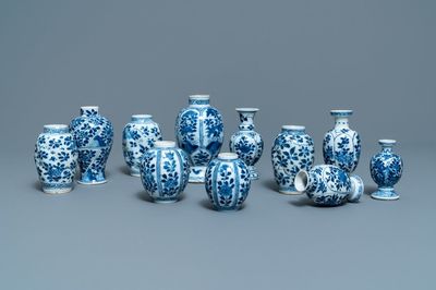 Onze petits vases en porcelaine de Chine bleu et blanc à décor floral, Kangxi