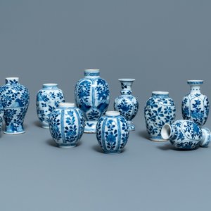 Onze petits vases en porcelaine de Chine bleu et blanc à décor floral, Kangxi — photo 1