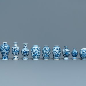 Onze petits vases en porcelaine de Chine bleu et blanc à décor floral, Kangxi — photo 2