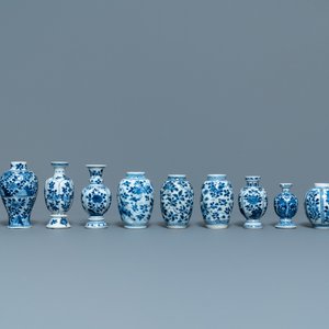 Onze petits vases en porcelaine de Chine bleu et blanc à décor floral, Kangxi — photo 3