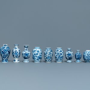 Onze petits vases en porcelaine de Chine bleu et blanc à décor floral, Kangxi — photo 4