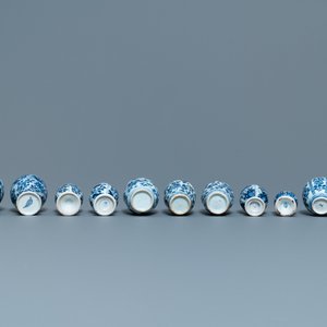 Onze petits vases en porcelaine de Chine bleu et blanc à décor floral, Kangxi — photo 6