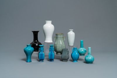 Onze petits vases en porcelaine de Chine monochrome et verre de Pékin, Kangxi et après