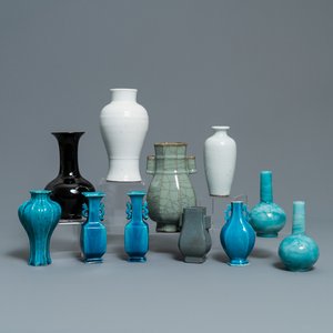 Onze petits vases en porcelaine de Chine monochrome et verre de Pékin, Kangxi et après — photo 1