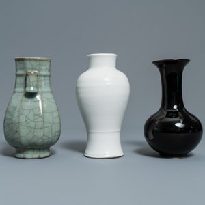 Onze petits vases en porcelaine de Chine monochrome et verre de Pékin, Kangxi et après — photo 12