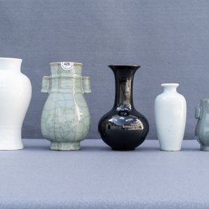 Onze petits vases en porcelaine de Chine monochrome et verre de Pékin, Kangxi et après — photo 31
