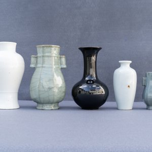Onze petits vases en porcelaine de Chine monochrome et verre de Pékin, Kangxi et après — photo 32