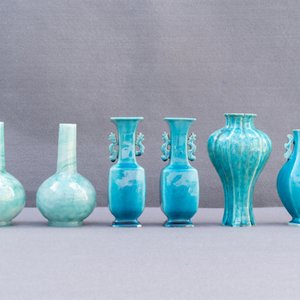 Onze petits vases en porcelaine de Chine monochrome et verre de Pékin, Kangxi et après — photo 34