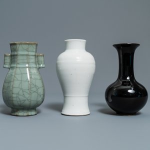 Onze petits vases en porcelaine de Chine monochrome et verre de Pékin, Kangxi et après — photo 9