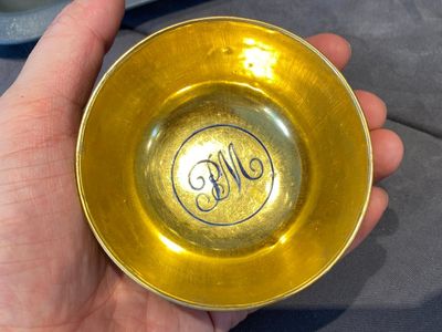 Onze soucoupes et dix tasses en porcelaine de Chine monogrammées 'PM' sur fond doré, Yongzheng/Qianlong — photo 12