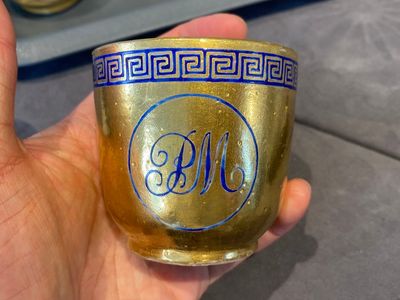 Onze soucoupes et dix tasses en porcelaine de Chine monogrammées 'PM' sur fond doré, Yongzheng/Qianlong — photo 7