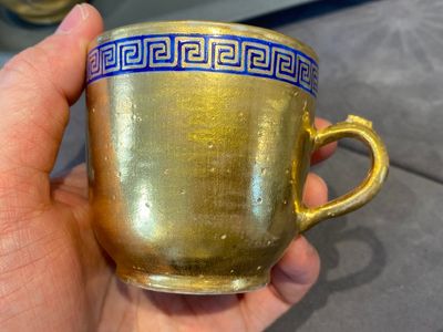 Onze soucoupes et dix tasses en porcelaine de Chine monogrammées 'PM' sur fond doré, Yongzheng/Qianlong — photo 8