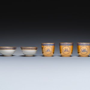 Onze soucoupes et dix tasses en porcelaine de Chine monogrammées 'PM' sur fond doré, Yongzheng/Qianlong — photo 13