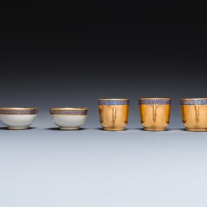 Onze soucoupes et dix tasses en porcelaine de Chine monogrammées 'PM' sur fond doré, Yongzheng/Qianlong — photo 15