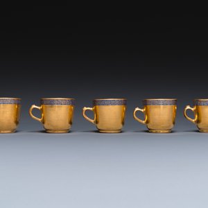 Onze soucoupes et dix tasses en porcelaine de Chine monogrammées 'PM' sur fond doré, Yongzheng/Qianlong — photo 6