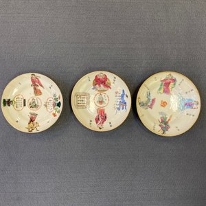 Onze soucoupes et six tasses en porcelaine de Chine famille rose à décor 'Wu Shuang Pu', la plupart marque et époque de Daoguang — photo 24