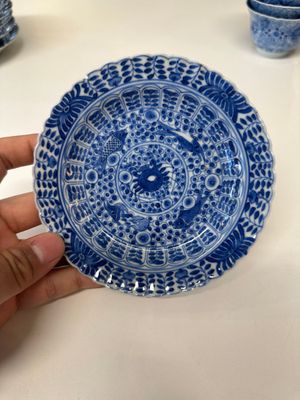 Onze tasses et soucoupes en porcelaine de Chine en bleu et blanc à décor de crabes et poissons, marque Kangxi, Guangxu — photo 15