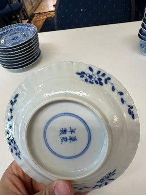 Onze tasses et soucoupes en porcelaine de Chine en bleu et blanc à décor de crabes et poissons, marque Kangxi, Guangxu — photo 22