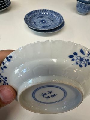 Onze tasses et soucoupes en porcelaine de Chine en bleu et blanc à décor de crabes et poissons, marque Kangxi, Guangxu — photo 23