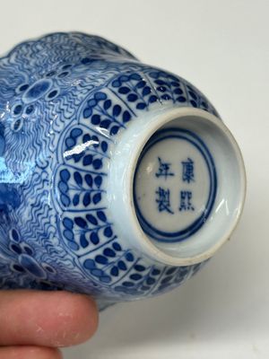 Onze tasses et soucoupes en porcelaine de Chine en bleu et blanc à décor de crabes et poissons, marque Kangxi, Guangxu — photo 7