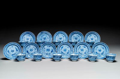 Onze tasses et soucoupes en porcelaine de Chine en bleu et blanc à décor de crabes et poissons, marque Kangxi, Guangxu
