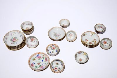 Onze tasses et soucoupes en porcelaine de Chine famille rose sur fond brun capucin, Qianlong
