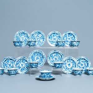 Onze tasses et soucoupes lobées en porcelaine de Chine en bleu et blanc, Kangxi — photo 1